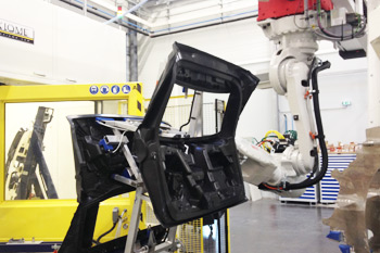 Robot AXIOME pour la prise et dépose de pièces parachèvement