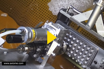 Vidéo AXIOME d'ébavurage jet d'huile appliqué sur un injecteur essence